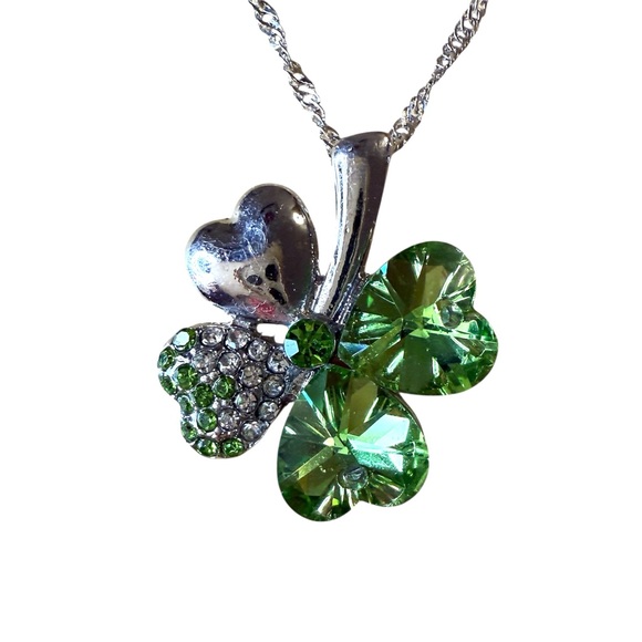 Jewelry - Chic Silver and Green Clover Pendant Necklace
